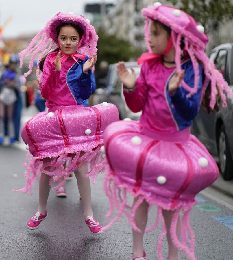 Decenas de personas se han enfrentando al viento y a la lluvia para celebrar los Carnavales en Riveras de Loiola. 