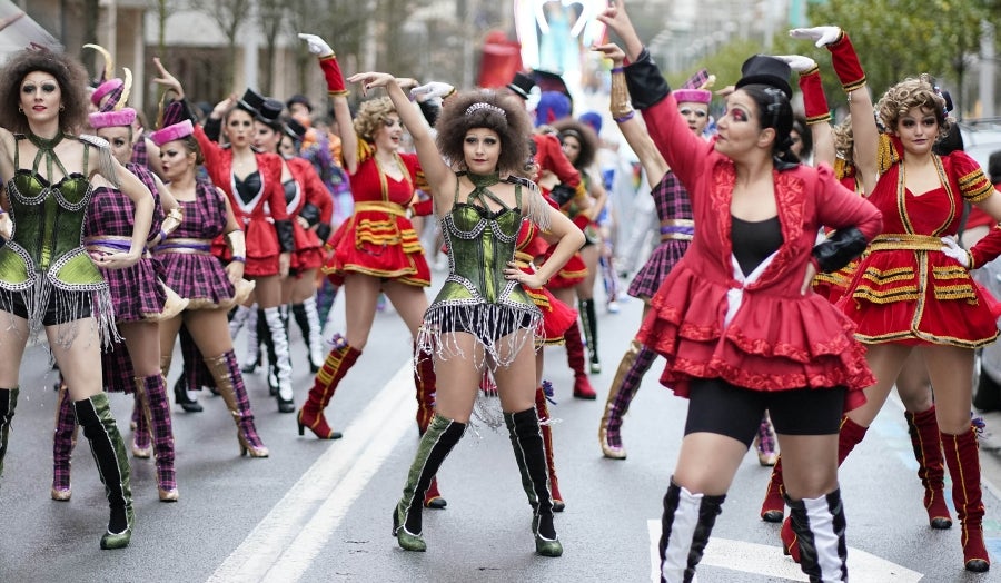 Decenas de personas se han enfrentando al viento y a la lluvia para celebrar los Carnavales en Riveras de Loiola. 