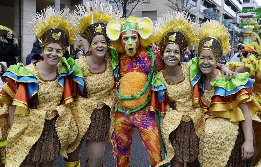 Decenas de personas se han enfrentando al viento y a la lluvia para celebrar los Carnavales en Riveras de Loiola. 