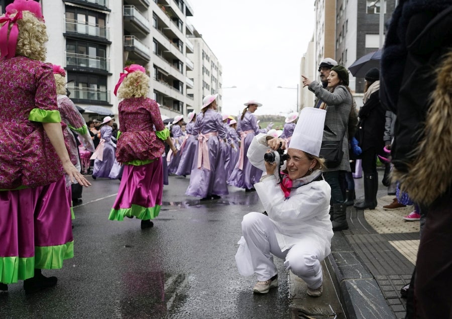 Decenas de personas se han enfrentando al viento y a la lluvia para celebrar los Carnavales en Riveras de Loiola. 