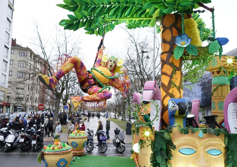 Decenas de personas se han enfrentando al viento y a la lluvia para celebrar los Carnavales en Riveras de Loiola. 