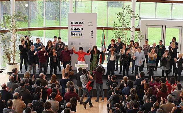 Imagen principal - EH Bildu carga contra el Gobierno «agotado» de Urkullu durante la presentación de sus candidatos a las elecciones vascas del 5 de abril