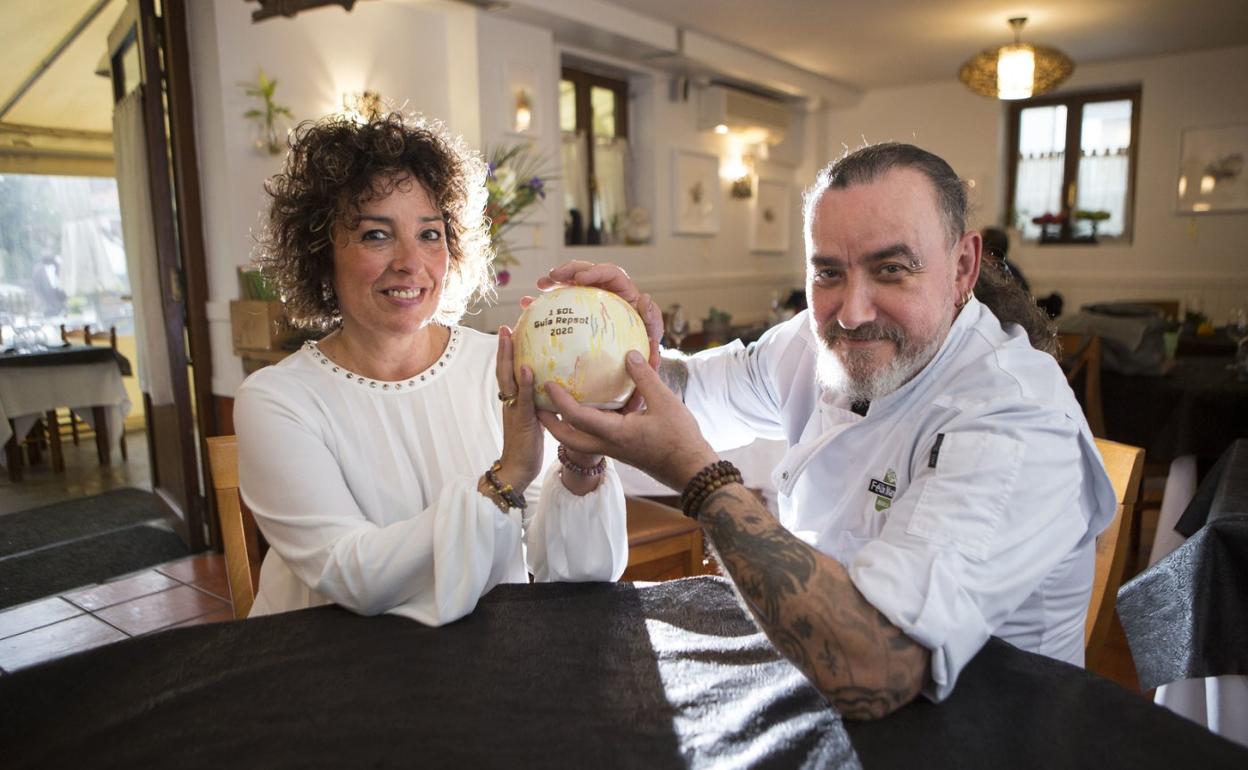 Sonia García y Félix Manso con el 'Sol' de la Guía Repsol que fue entregado el pasado lunes a su restaurante. 