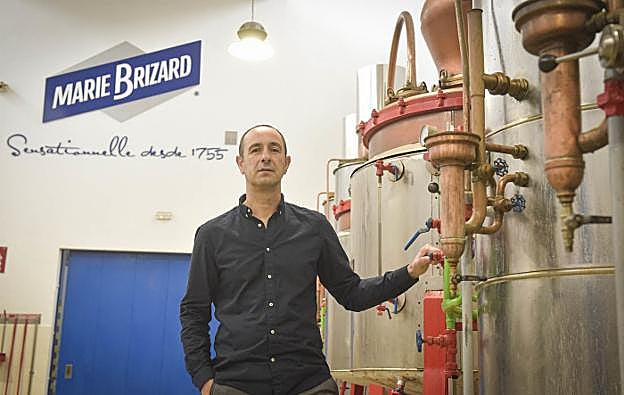 Ángel Guisado, en las instalaciones de Marie Brizard en Zizurkil.