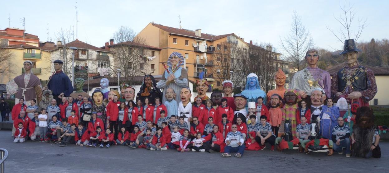 Los integrantes de Bidasoako Erraldoiak han disfrutado de unos intensos carnavales, acompañando durante todas las fiestas a Zanpantzar. 