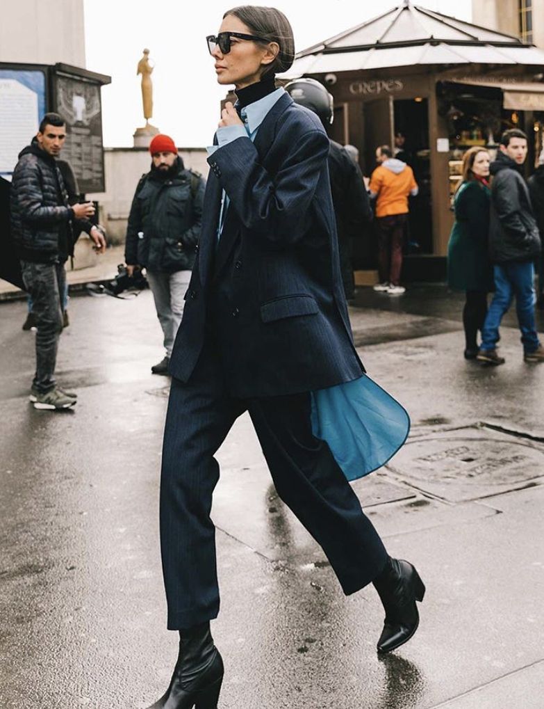 El traje de chaqueta y pantalón se sigue transformando para un comienzo de año atípico. Los tonos pastel aportando luz a los estilismos, los estampados dotando de romanticismo al 'outfit' o las tonalidades más intensas potenciando los colores propios de la época invernal, visten una de las tendencias más arraigadas de los últimos años. Las posibilidades son infinitas: desde el estilo más urbano hasta el más 'cool' y sofisticado. Sin ninguna duda, el «dos piezas» sigue siendo una de las propuestas más versátiles, por lo que, ¡toma nota!