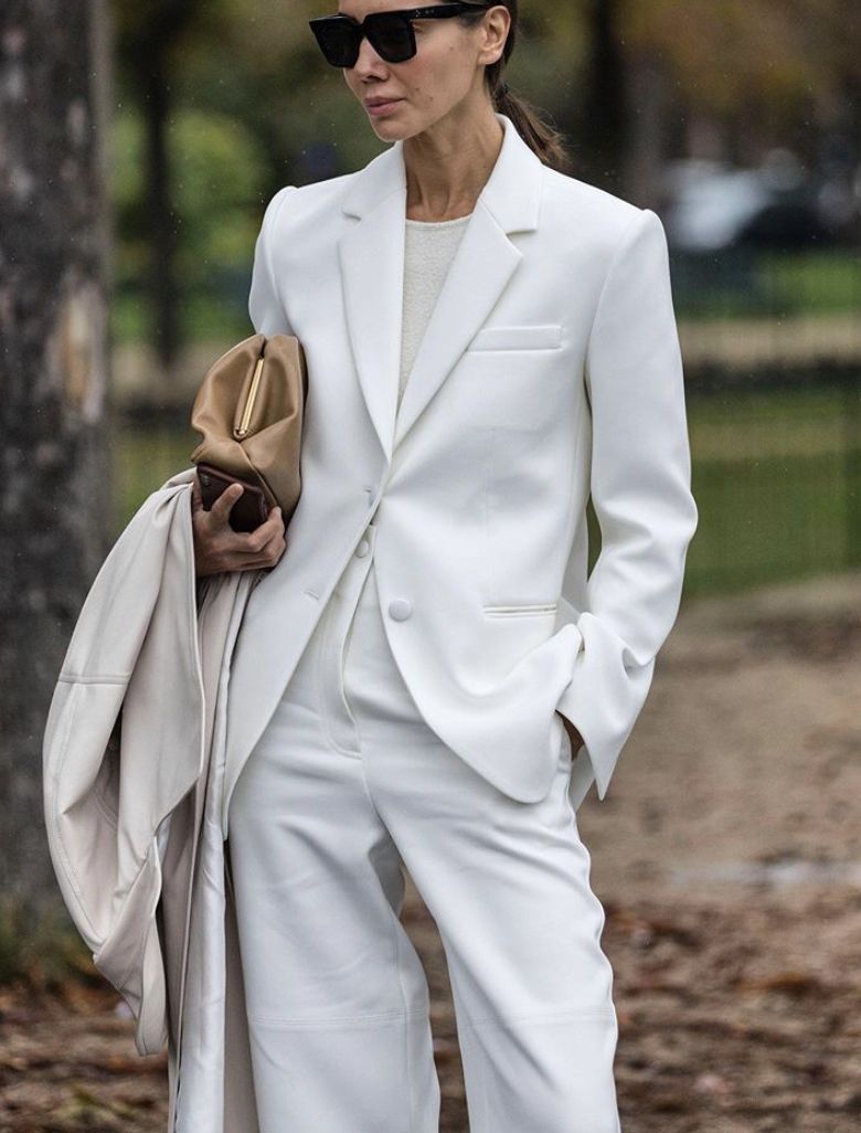 El traje de chaqueta y pantalón se sigue transformando para un comienzo de año atípico. Los tonos pastel aportando luz a los estilismos, los estampados dotando de romanticismo al 'outfit' o las tonalidades más intensas potenciando los colores propios de la época invernal, visten una de las tendencias más arraigadas de los últimos años. Las posibilidades son infinitas: desde el estilo más urbano hasta el más 'cool' y sofisticado. Sin ninguna duda, el «dos piezas» sigue siendo una de las propuestas más versátiles, por lo que, ¡toma nota!