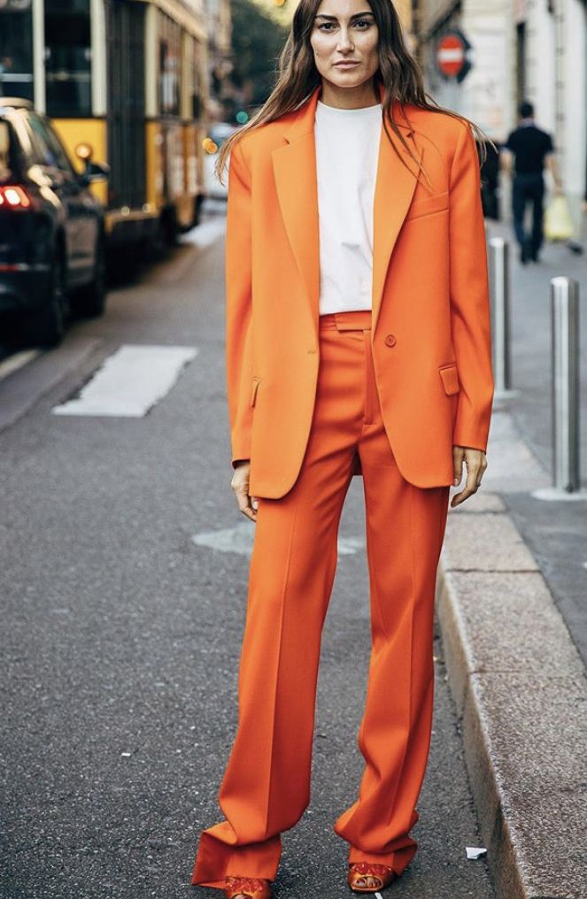 El traje de chaqueta y pantalón se sigue transformando para un comienzo de año atípico. Los tonos pastel aportando luz a los estilismos, los estampados dotando de romanticismo al 'outfit' o las tonalidades más intensas potenciando los colores propios de la época invernal, visten una de las tendencias más arraigadas de los últimos años. Las posibilidades son infinitas: desde el estilo más urbano hasta el más 'cool' y sofisticado. Sin ninguna duda, el «dos piezas» sigue siendo una de las propuestas más versátiles, por lo que, ¡toma nota!