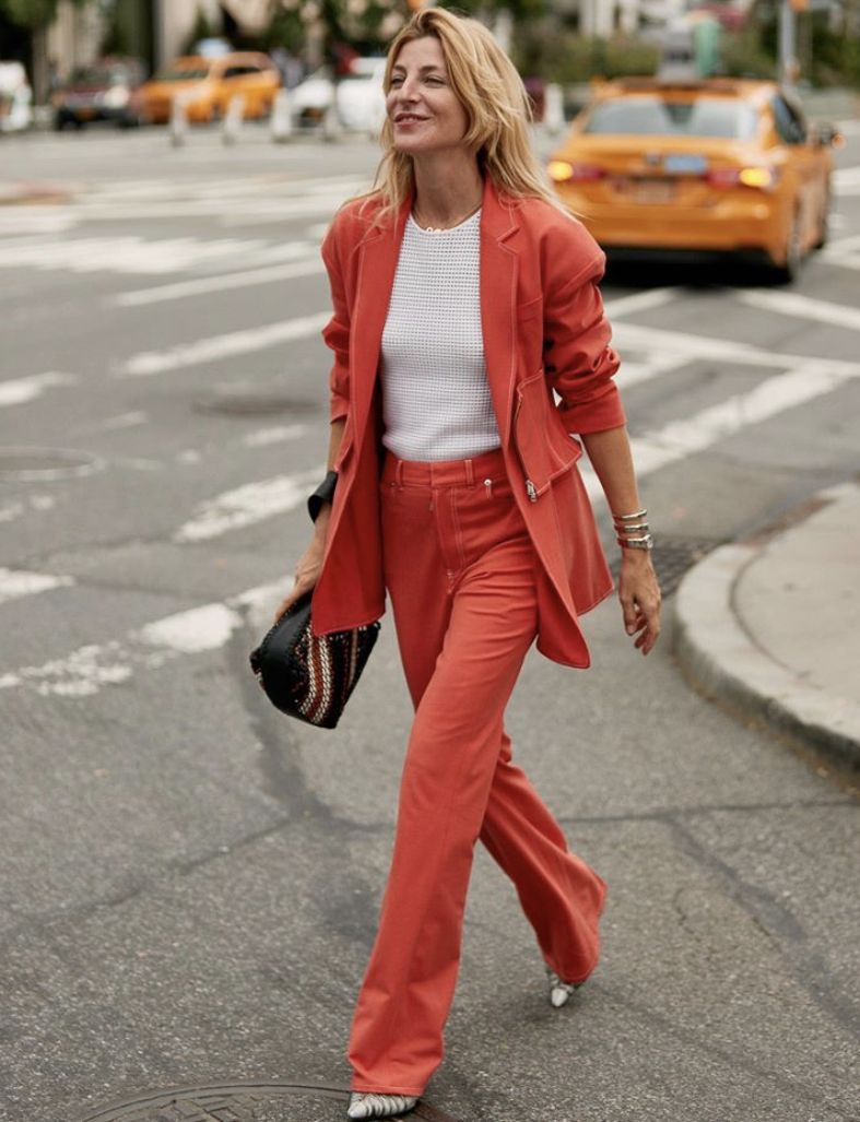 El traje de chaqueta y pantalón se sigue transformando para un comienzo de año atípico. Los tonos pastel aportando luz a los estilismos, los estampados dotando de romanticismo al 'outfit' o las tonalidades más intensas potenciando los colores propios de la época invernal, visten una de las tendencias más arraigadas de los últimos años. Las posibilidades son infinitas: desde el estilo más urbano hasta el más 'cool' y sofisticado. Sin ninguna duda, el «dos piezas» sigue siendo una de las propuestas más versátiles, por lo que, ¡toma nota!