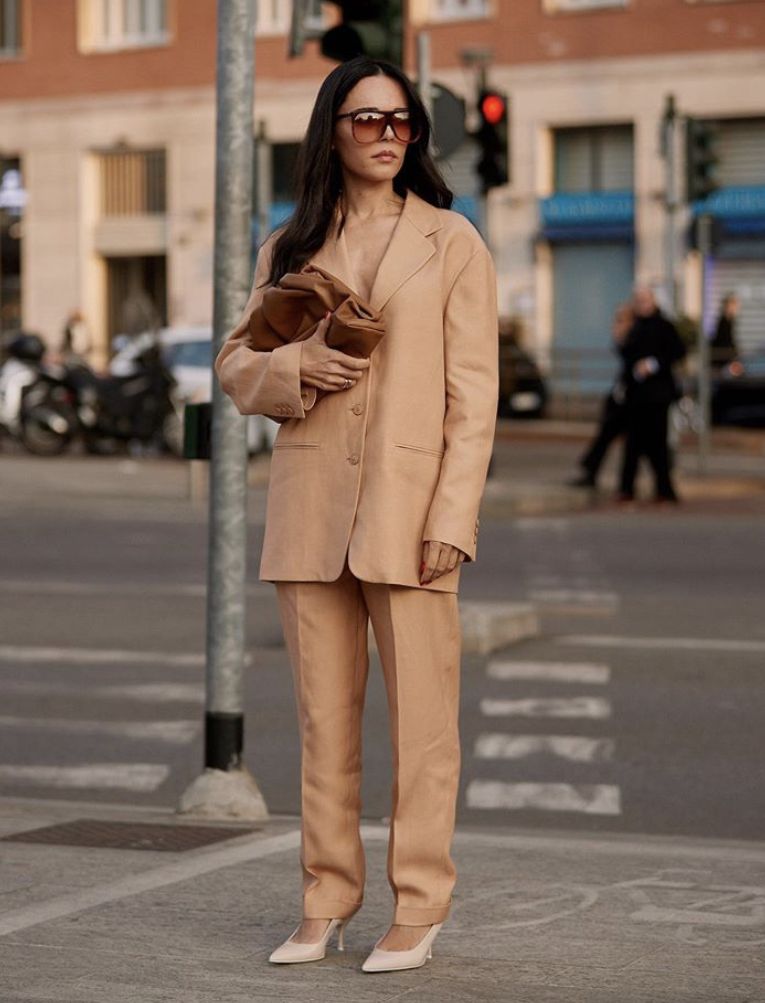 El traje de chaqueta y pantalón se sigue transformando para un comienzo de año atípico. Los tonos pastel aportando luz a los estilismos, los estampados dotando de romanticismo al 'outfit' o las tonalidades más intensas potenciando los colores propios de la época invernal, visten una de las tendencias más arraigadas de los últimos años. Las posibilidades son infinitas: desde el estilo más urbano hasta el más 'cool' y sofisticado. Sin ninguna duda, el «dos piezas» sigue siendo una de las propuestas más versátiles, por lo que, ¡toma nota!