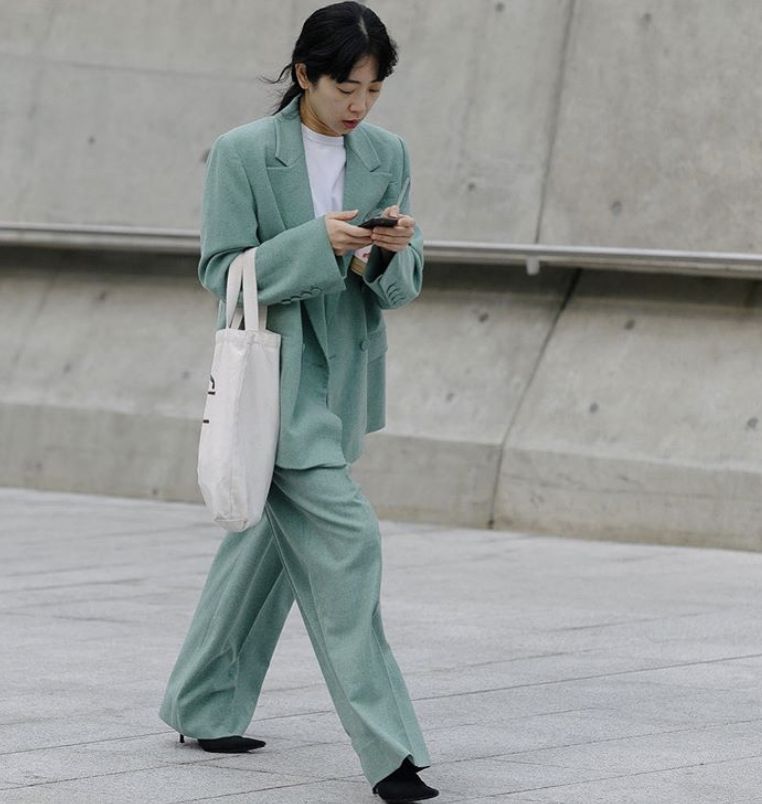 El traje de chaqueta y pantalón se sigue transformando para un comienzo de año atípico. Los tonos pastel aportando luz a los estilismos, los estampados dotando de romanticismo al 'outfit' o las tonalidades más intensas potenciando los colores propios de la época invernal, visten una de las tendencias más arraigadas de los últimos años. Las posibilidades son infinitas: desde el estilo más urbano hasta el más 'cool' y sofisticado. Sin ninguna duda, el «dos piezas» sigue siendo una de las propuestas más versátiles, por lo que, ¡toma nota!