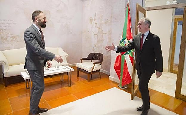 Denis Itxaso e Iñigo Urkullu se saludan antes de su reunión en Lehendakaritza.