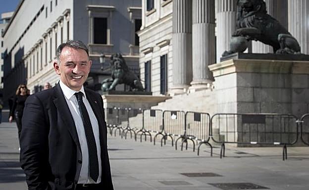 El diputado Enrique Santiago, en el exterior del Congreso, en Madrid. 