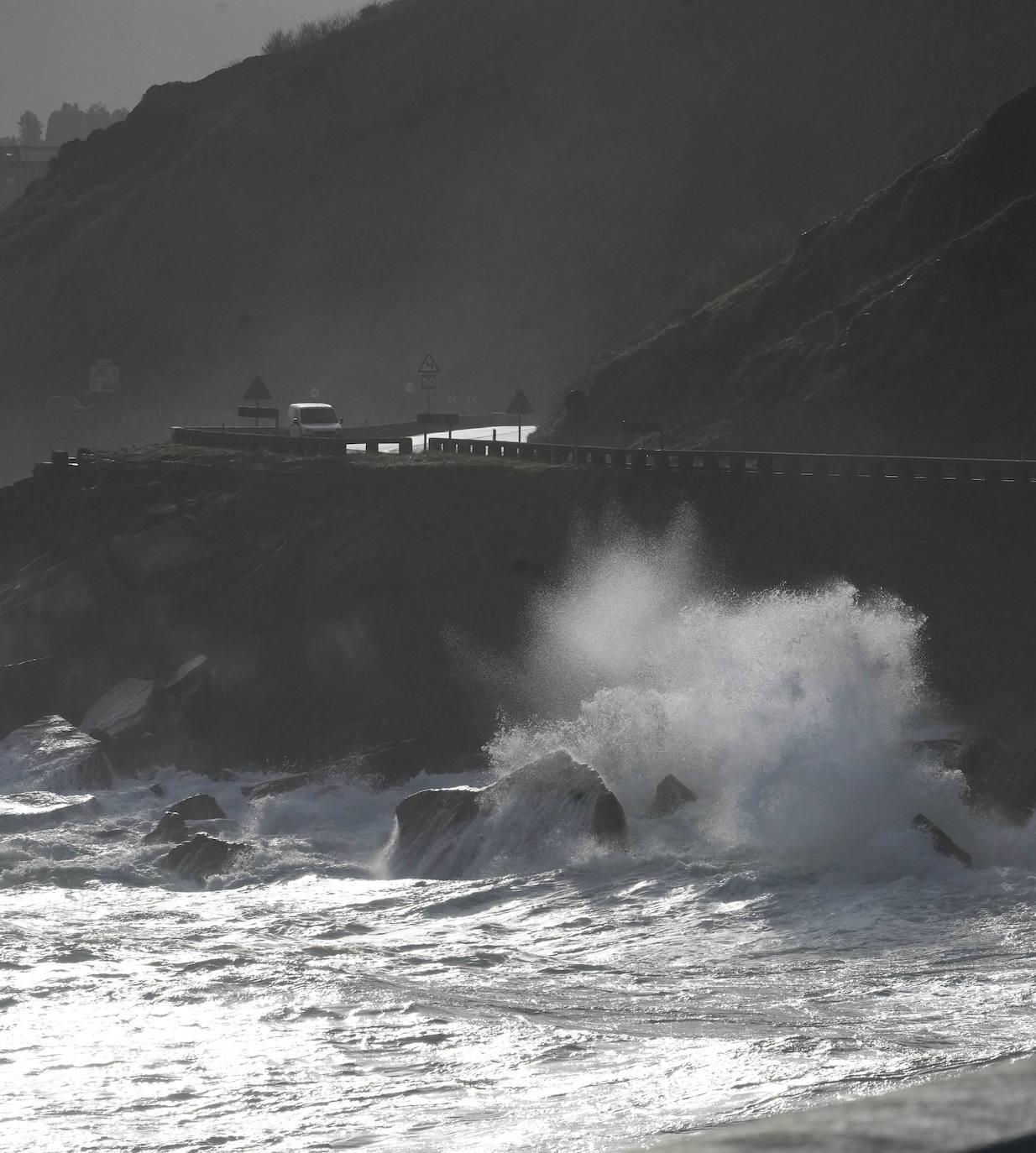 El paso de la borrasca atlántica Karine y su frente asociado, muy activo, está dejando desde esta pasada madrugada en Gipuzkoa rachas de viento de más de 100 k/h, intensas precipitaciones y fuerte oleaje.