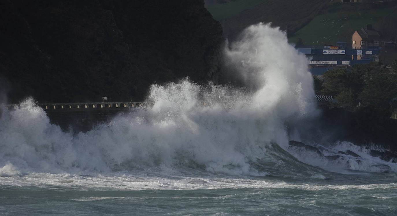 El paso de la borrasca atlántica Karine y su frente asociado, muy activo, está dejando desde esta pasada madrugada en Gipuzkoa rachas de viento de más de 100 k/h, intensas precipitaciones y fuerte oleaje.