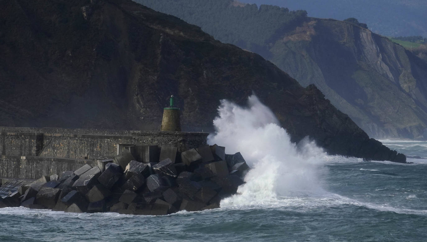 El paso de la borrasca atlántica Karine y su frente asociado, muy activo, está dejando desde esta pasada madrugada en Gipuzkoa rachas de viento de más de 100 k/h, intensas precipitaciones y fuerte oleaje.