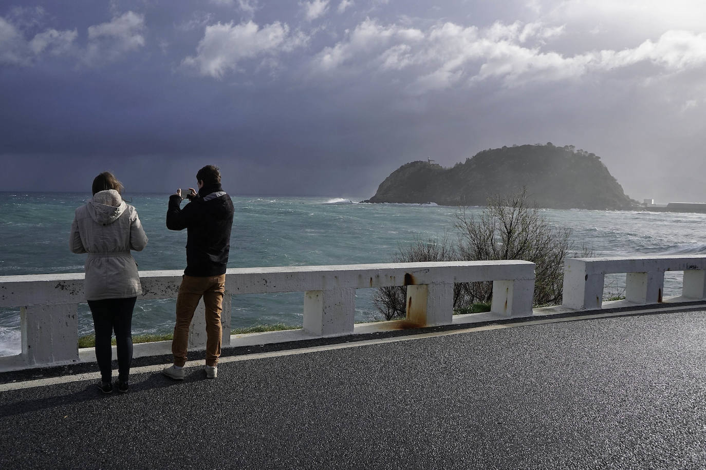 El paso de la borrasca atlántica Karine y su frente asociado, muy activo, está dejando desde esta pasada madrugada en Gipuzkoa rachas de viento de más de 100 k/h, intensas precipitaciones y fuerte oleaje.