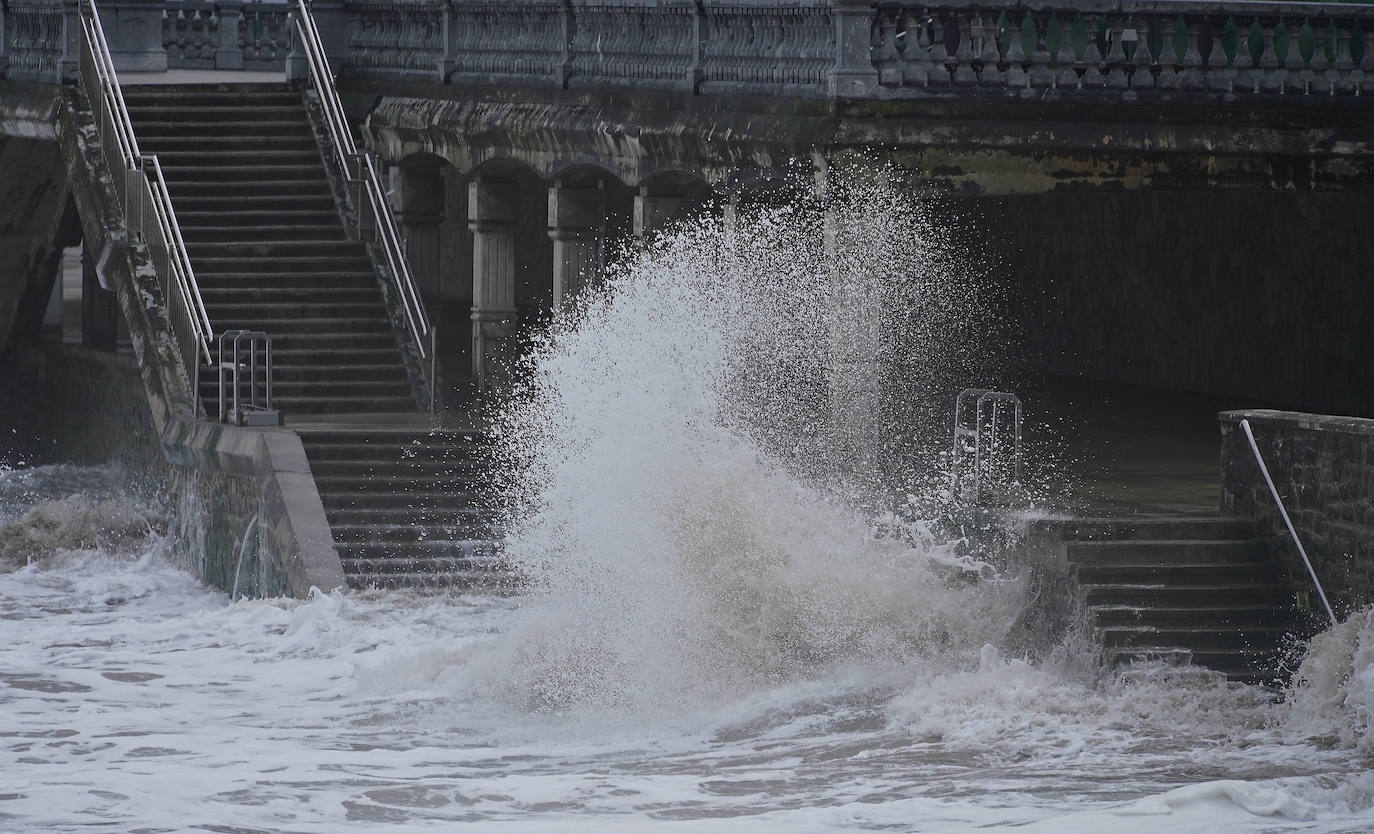 El paso de la borrasca atlántica Karine y su frente asociado, muy activo, está dejando desde esta pasada madrugada en Gipuzkoa rachas de viento de más de 100 k/h, intensas precipitaciones y fuerte oleaje.