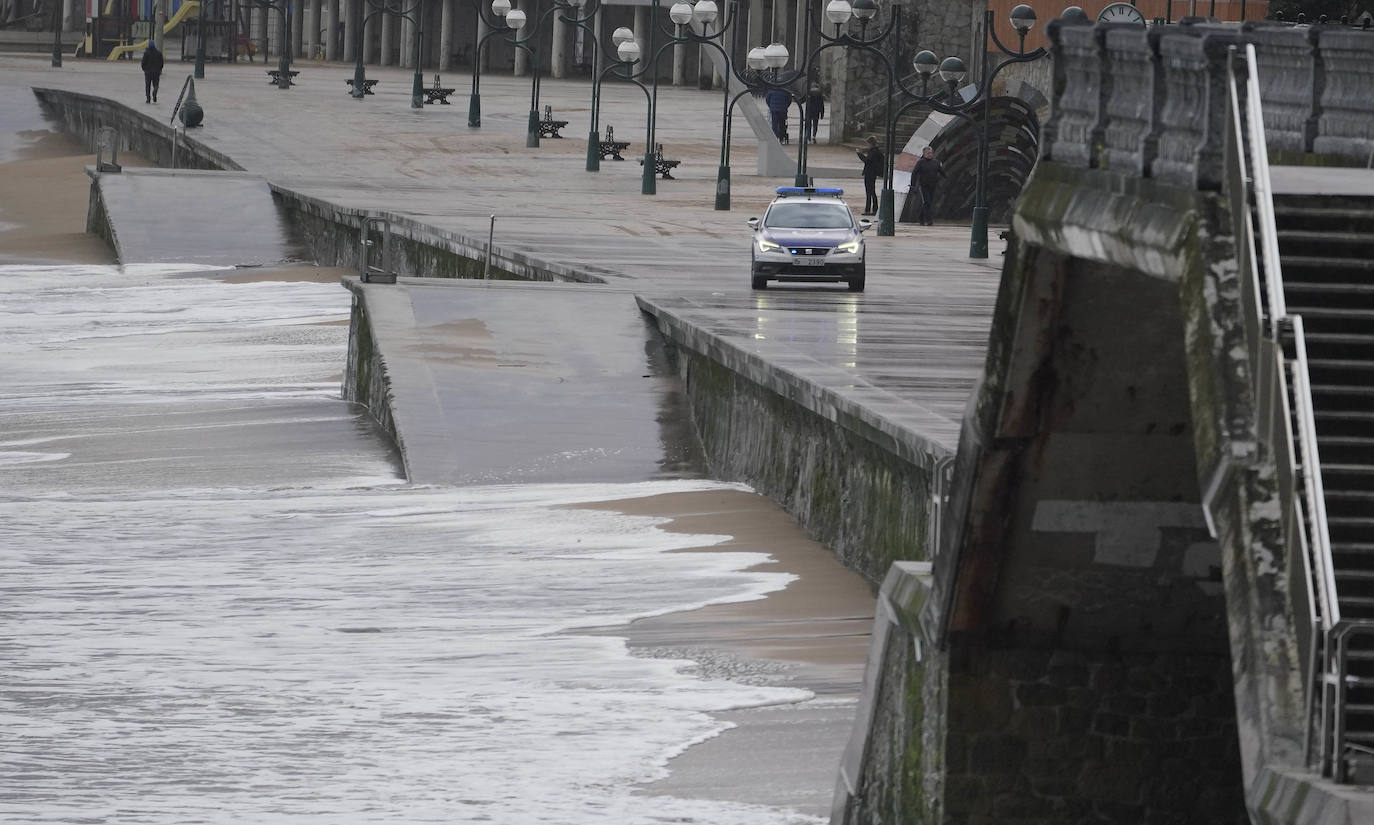 El paso de la borrasca atlántica Karine y su frente asociado, muy activo, está dejando desde esta pasada madrugada en Gipuzkoa rachas de viento de más de 100 k/h, intensas precipitaciones y fuerte oleaje.