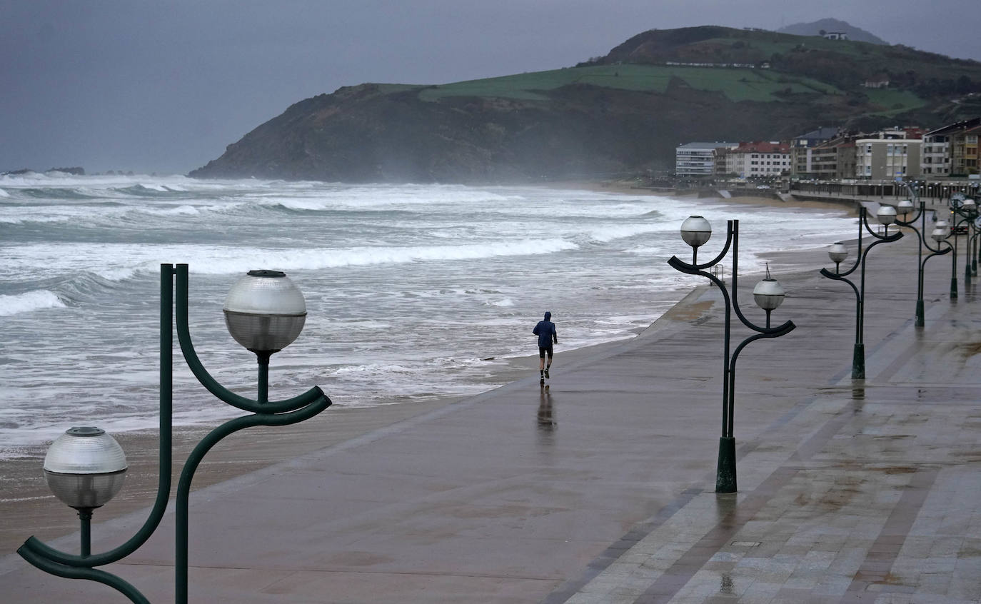 El paso de la borrasca atlántica Karine y su frente asociado, muy activo, está dejando desde esta pasada madrugada en Gipuzkoa rachas de viento de más de 100 k/h, intensas precipitaciones y fuerte oleaje.