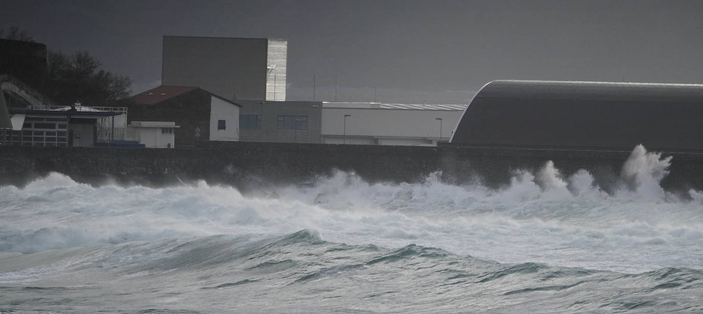 El paso de la borrasca atlántica Karine y su frente asociado, muy activo, está dejando desde esta pasada madrugada en Gipuzkoa rachas de viento de más de 100 k/h, intensas precipitaciones y fuerte oleaje.