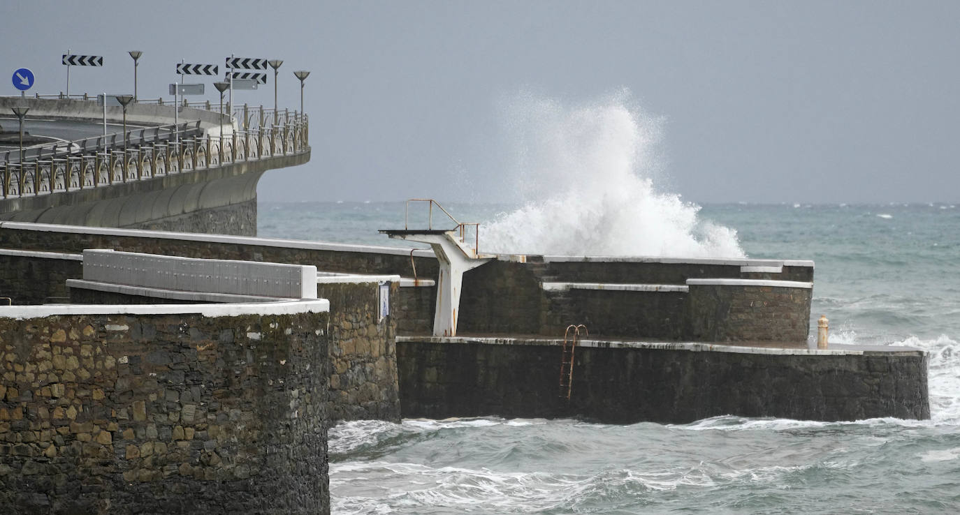 El paso de la borrasca atlántica Karine y su frente asociado, muy activo, está dejando desde esta pasada madrugada en Gipuzkoa rachas de viento de más de 100 k/h, intensas precipitaciones y fuerte oleaje.