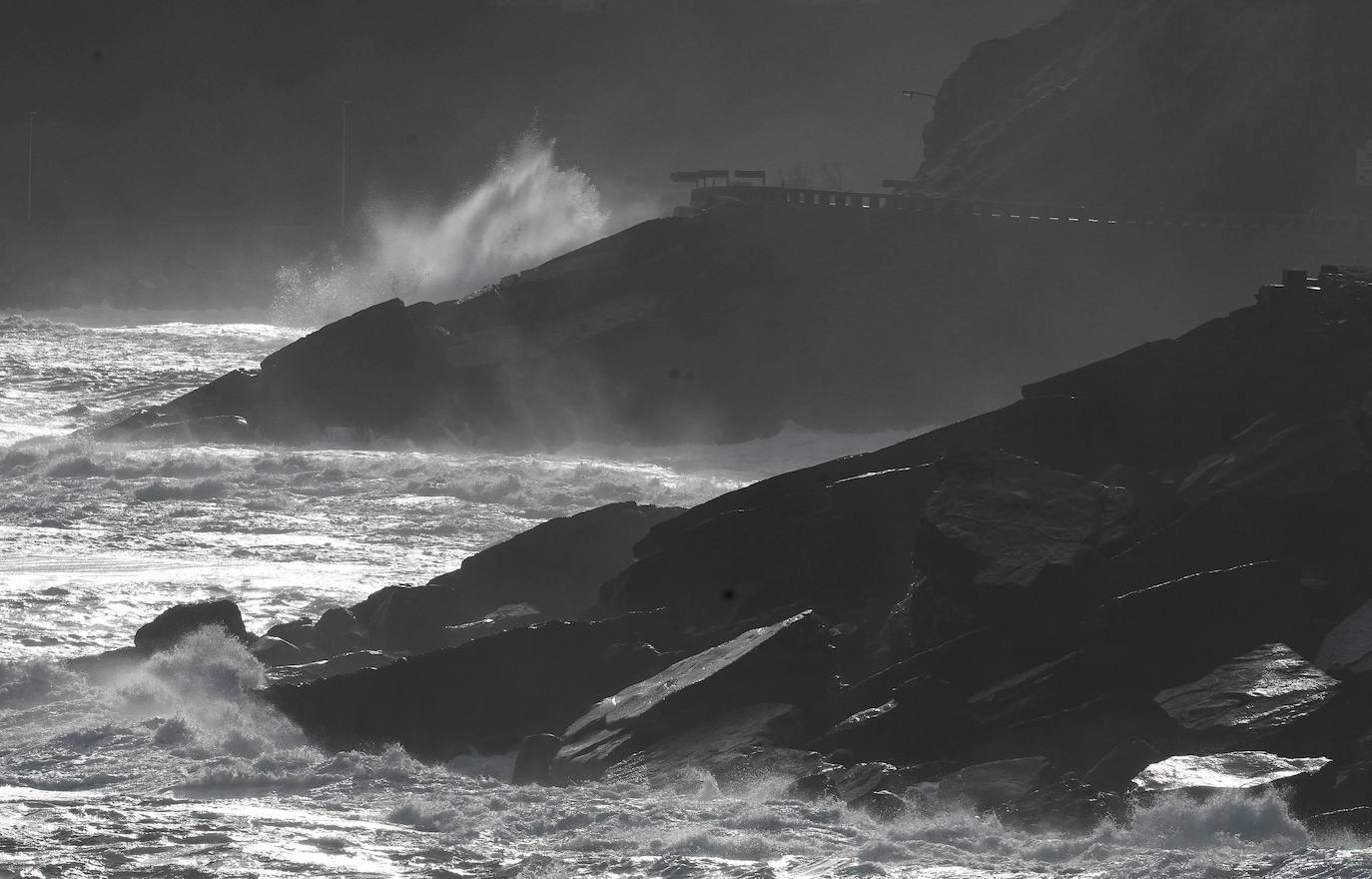 El paso de la borrasca atlántica Karine y su frente asociado, muy activo, está dejando desde esta pasada madrugada en Gipuzkoa rachas de viento de más de 100 k/h, intensas precipitaciones y fuerte oleaje.