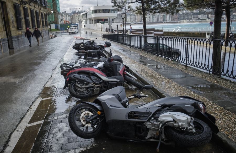 El paso de la borrasca atlántica Karine y su frente asociado, muy activo, está dejando desde esta pasada madrugada en Gipuzkoa rachas de viento de más de 100 k/h, intensas precipitaciones y fuerte oleaje.
