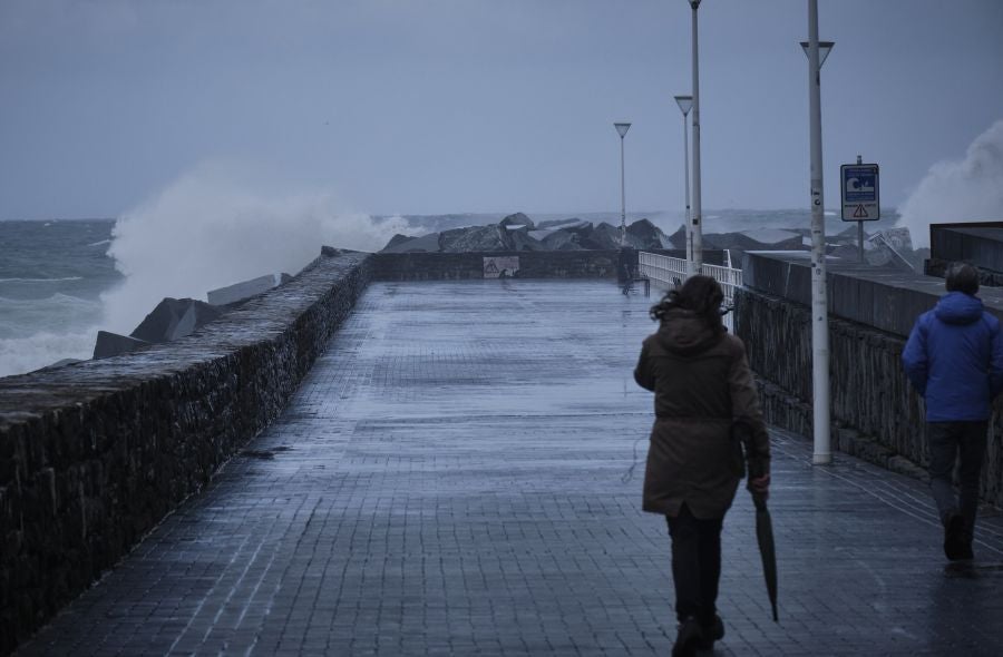 El paso de la borrasca atlántica Karine y su frente asociado, muy activo, está dejando desde esta pasada madrugada en Gipuzkoa rachas de viento de más de 100 k/h, intensas precipitaciones y fuerte oleaje.