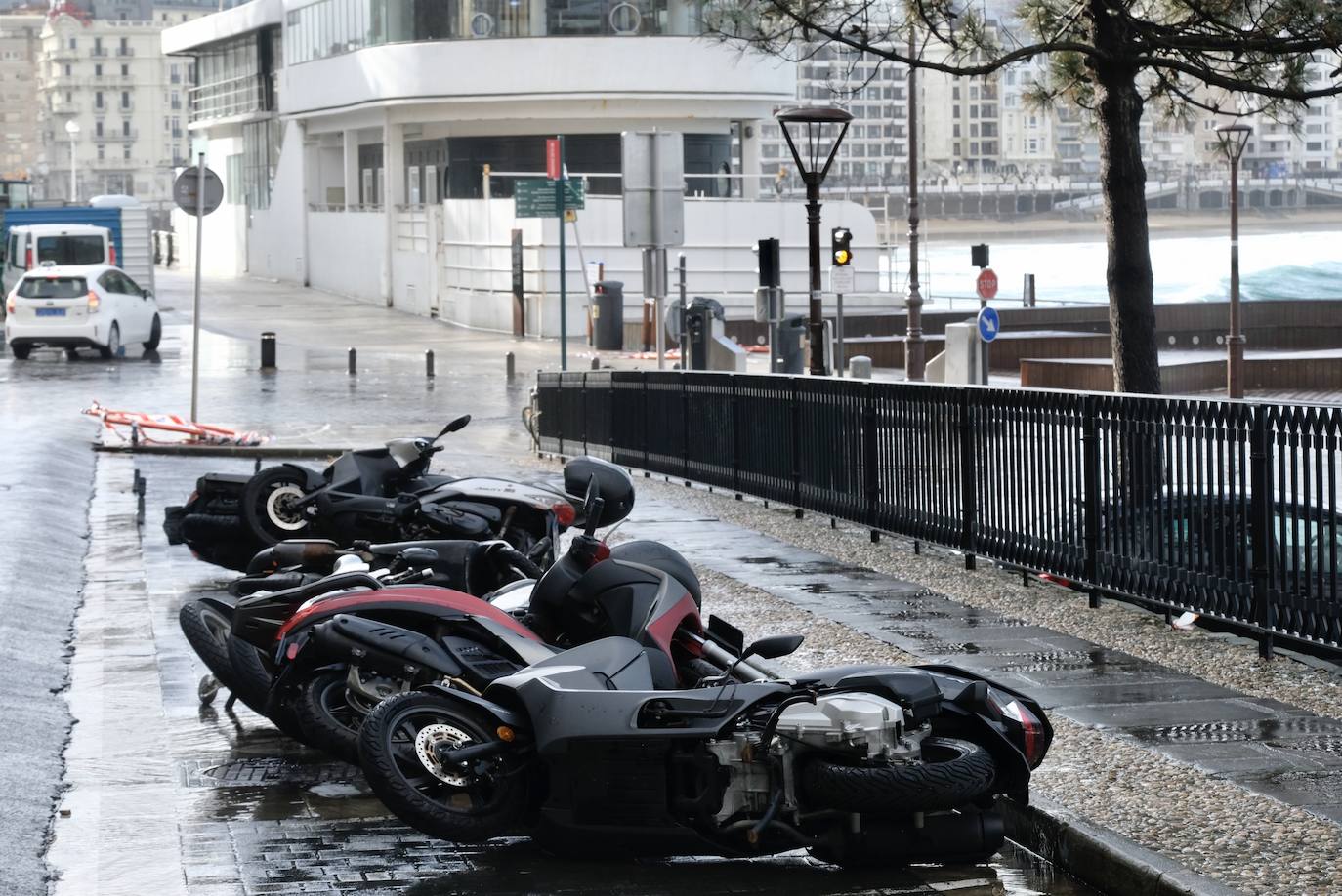 El paso de la borrasca atlántica Karine y su frente asociado, muy activo, está dejando desde esta pasada madrugada en Gipuzkoa rachas de viento de más de 100 k/h, intensas precipitaciones y fuerte oleaje.