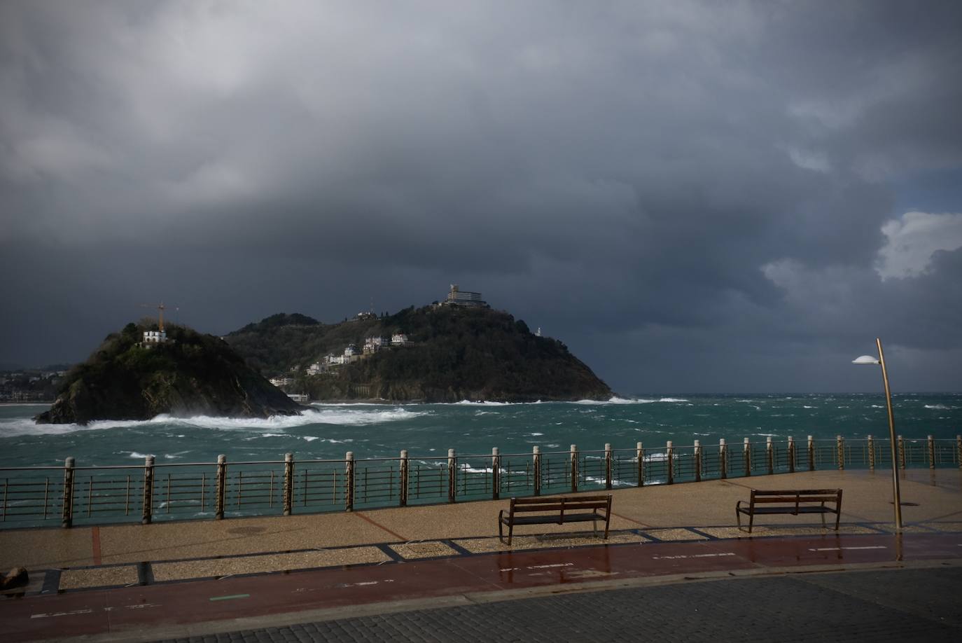El paso de la borrasca atlántica Karine y su frente asociado, muy activo, está dejando desde esta pasada madrugada en Gipuzkoa rachas de viento de más de 100 k/h, intensas precipitaciones y fuerte oleaje.