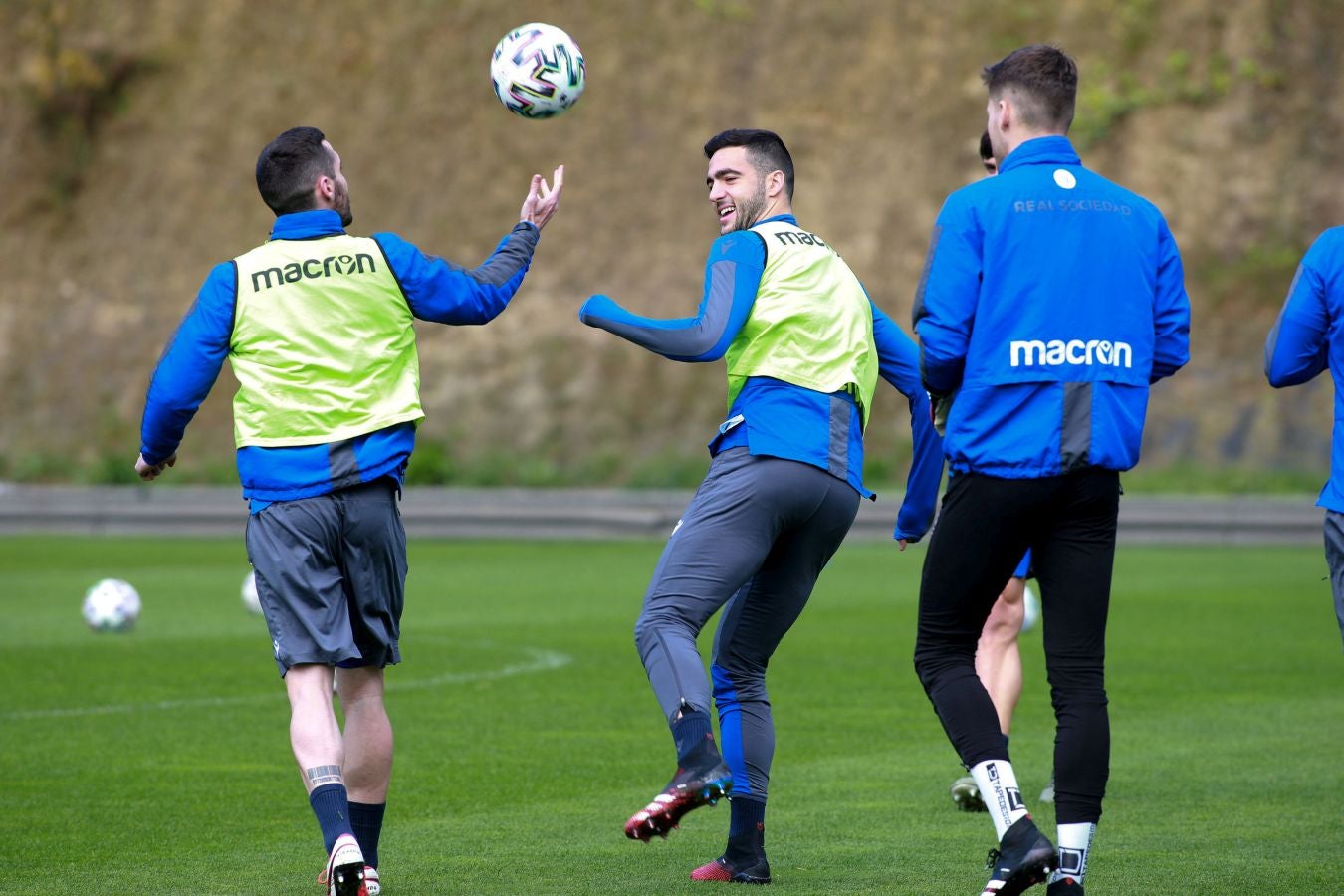 Las mejores imágenes de la plantilla txuri-urdin preparandose para el partido más importante de la temporada.