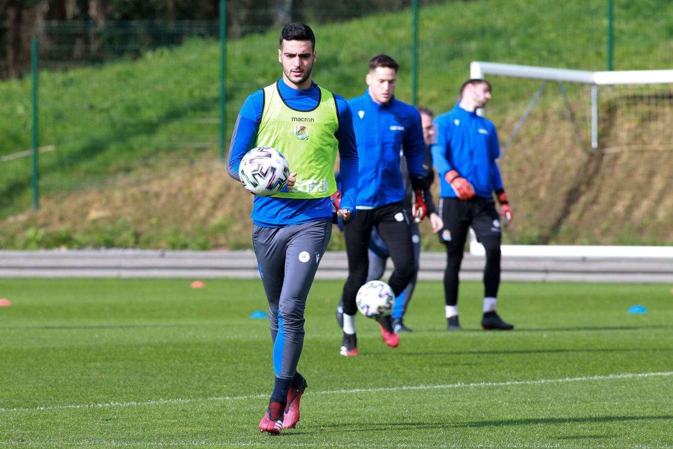 Las mejores imágenes de la plantilla txuri-urdin preparandose para el partido más importante de la temporada.