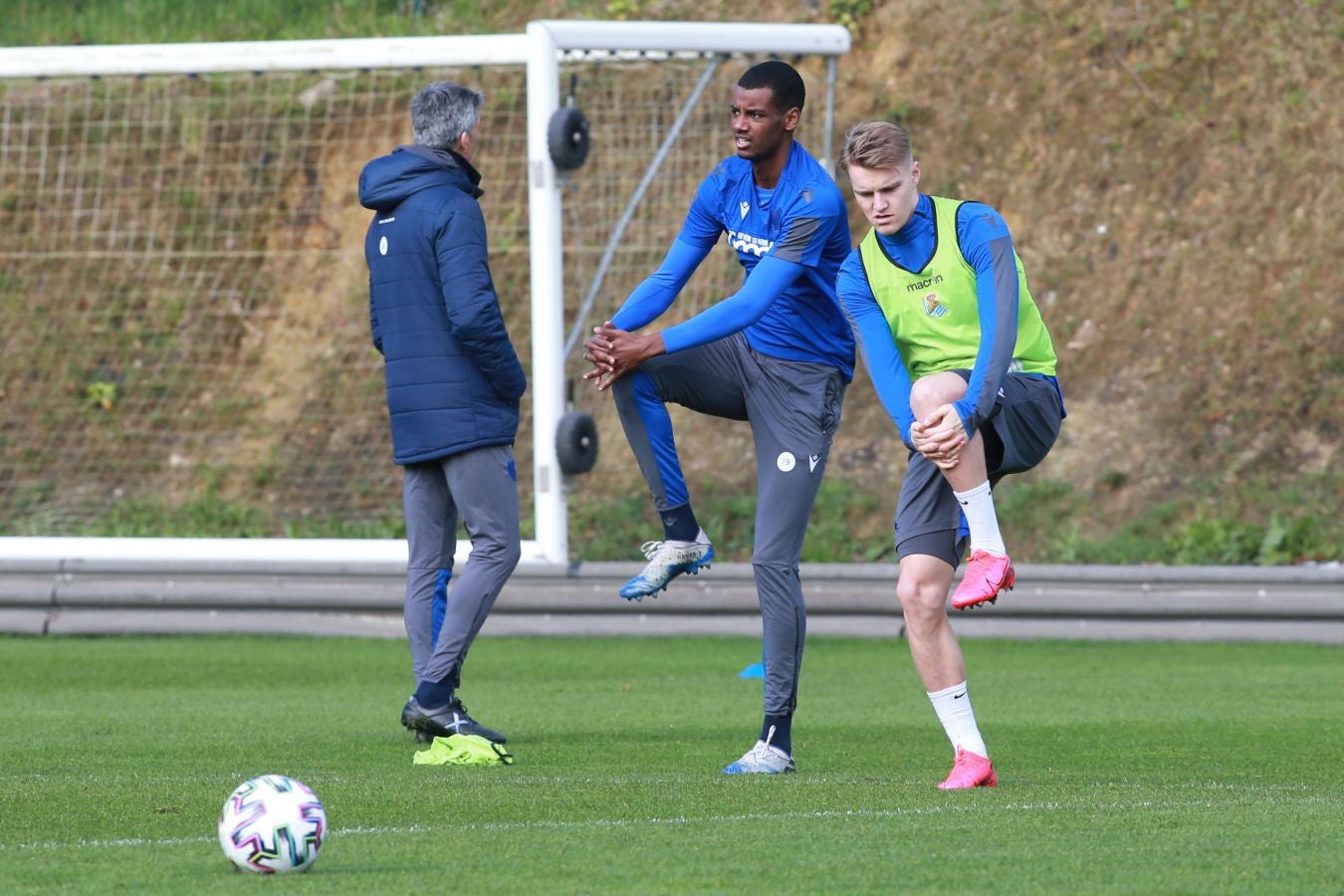 Las mejores imágenes de la plantilla txuri-urdin preparandose para el partido más importante de la temporada.