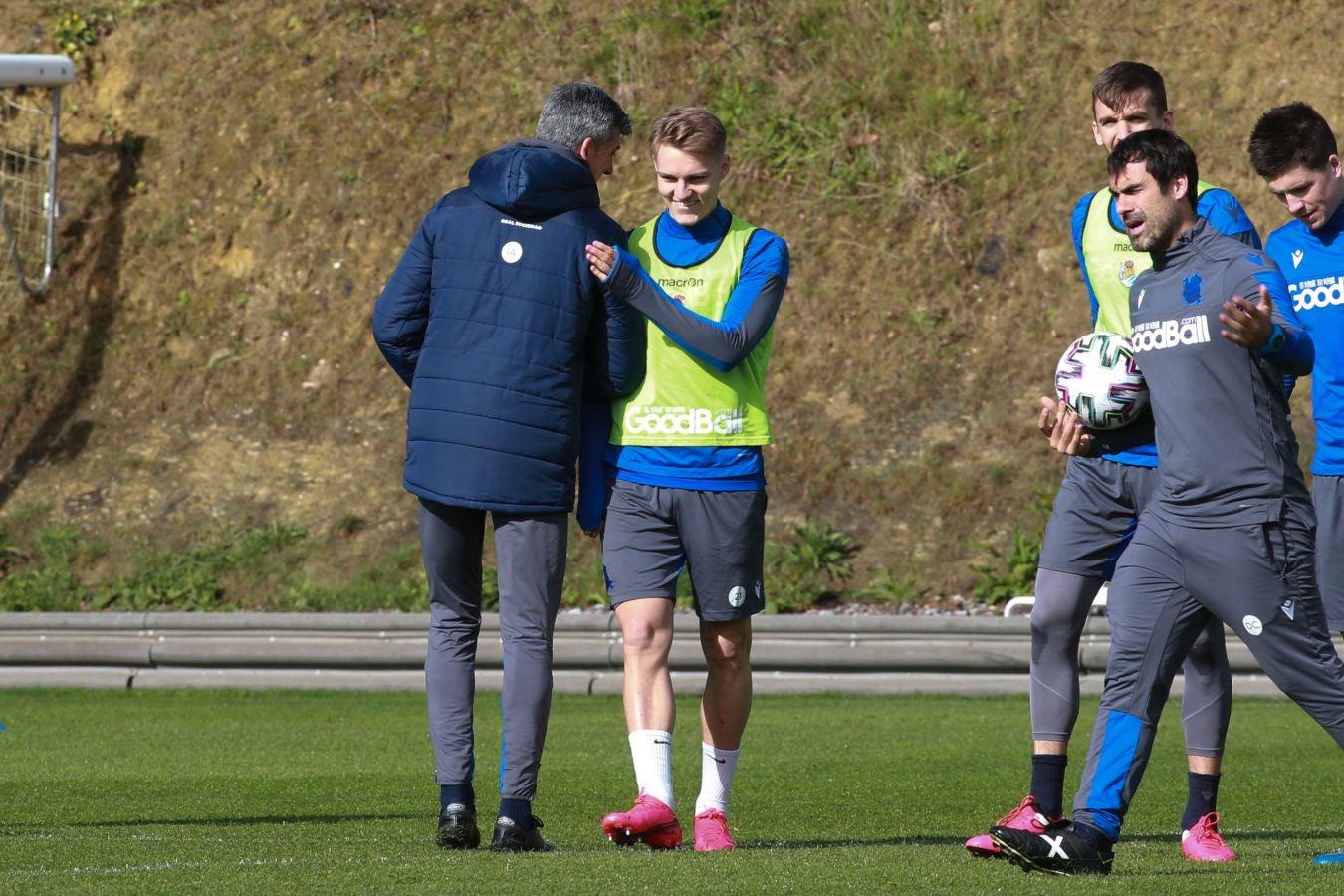 Las mejores imágenes de la plantilla txuri-urdin preparandose para el partido más importante de la temporada.