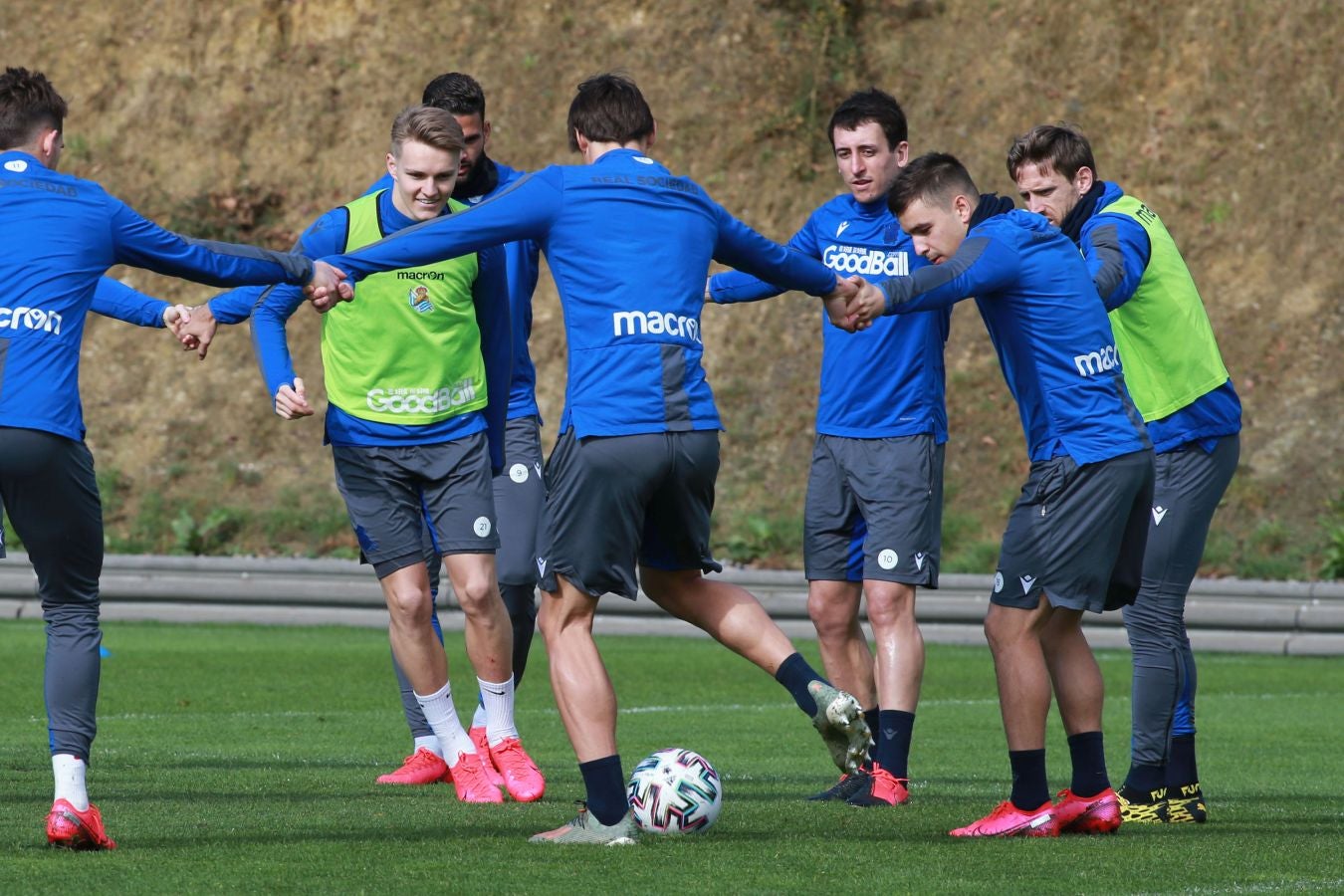 Las mejores imágenes de la plantilla txuri-urdin preparandose para el partido más importante de la temporada.