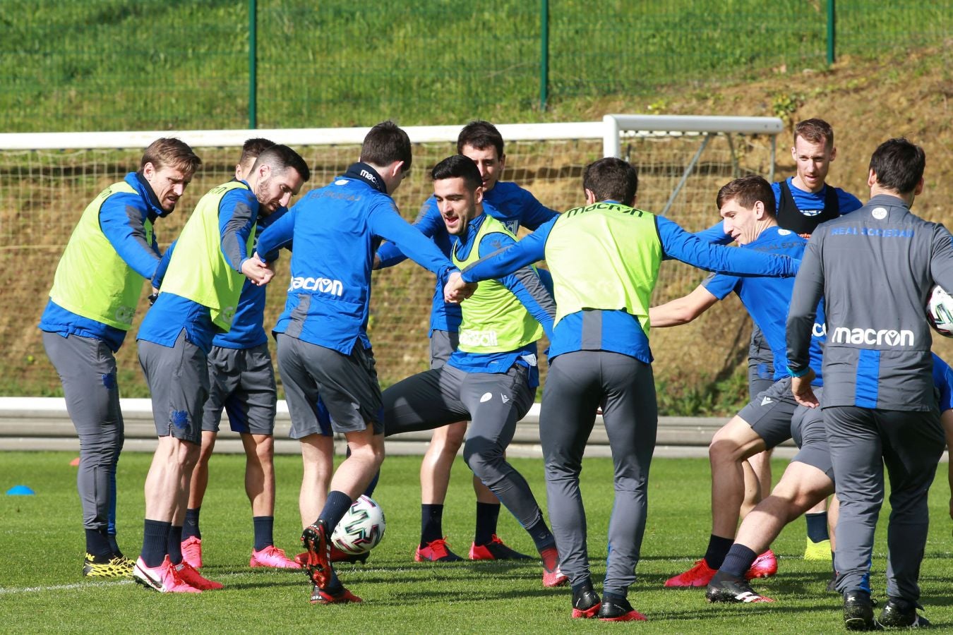 Las mejores imágenes de la plantilla txuri-urdin preparandose para el partido más importante de la temporada.