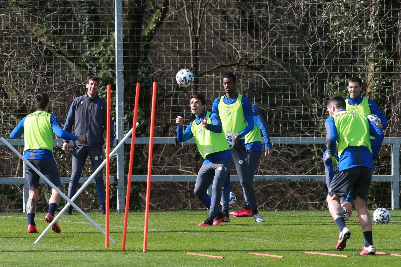 Las mejores imágenes de la plantilla txuri-urdin preparandose para el partido más importante de la temporada.