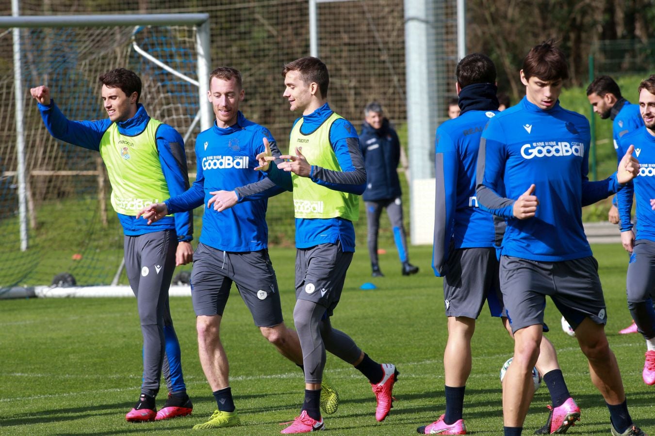 Las mejores imágenes de la plantilla txuri-urdin preparandose para el partido más importante de la temporada.