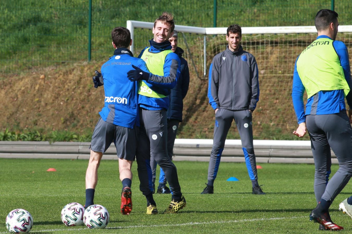 Las mejores imágenes de la plantilla txuri-urdin preparandose para el partido más importante de la temporada.