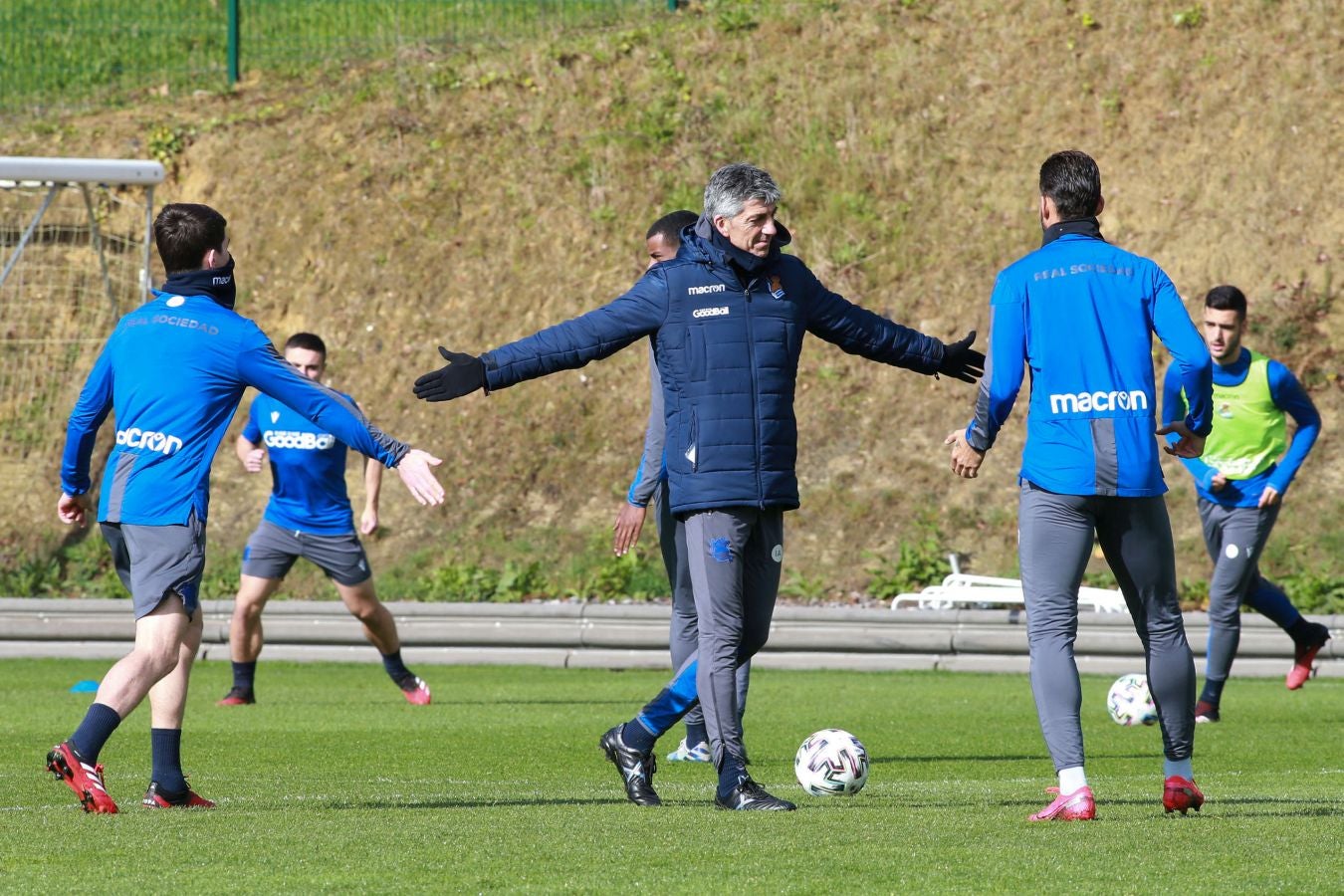 Las mejores imágenes de la plantilla txuri-urdin preparandose para el partido más importante de la temporada.