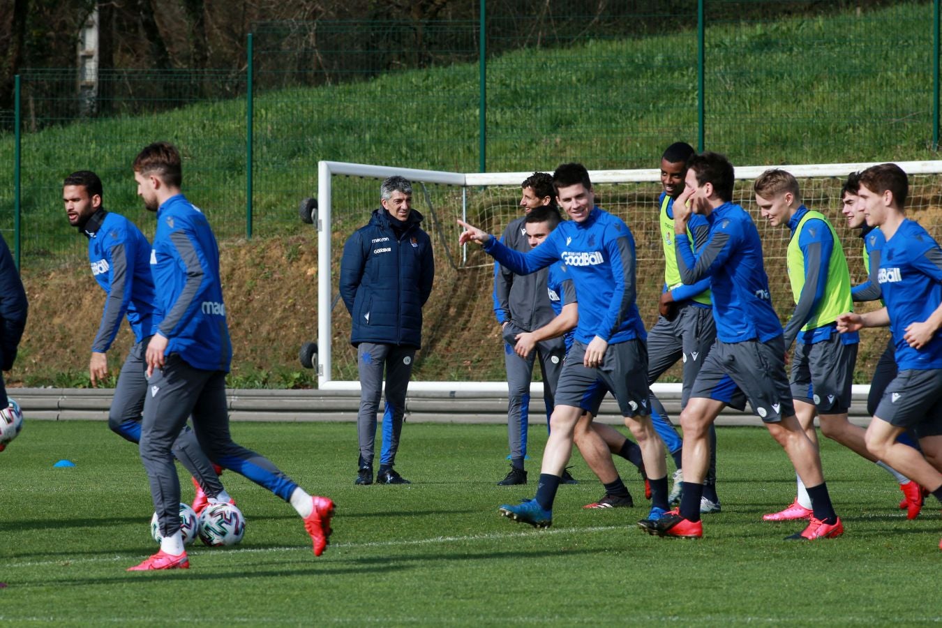 Las mejores imágenes de la plantilla txuri-urdin preparandose para el partido más importante de la temporada.