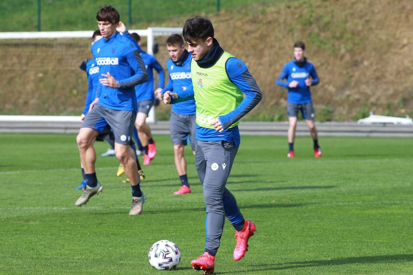 Las mejores imágenes de la plantilla txuri-urdin preparandose para el partido más importante de la temporada.