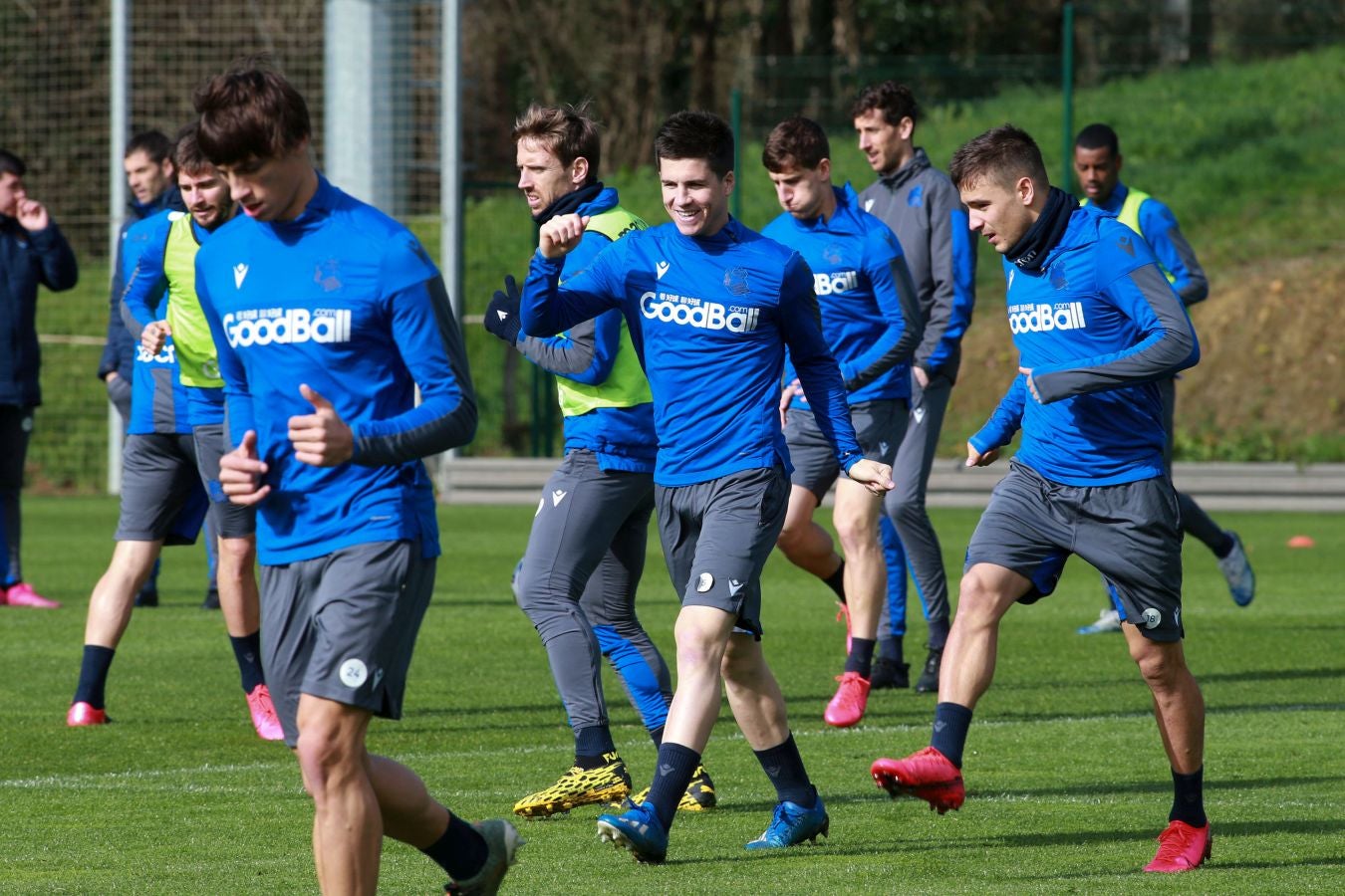 Las mejores imágenes de la plantilla txuri-urdin preparandose para el partido más importante de la temporada.