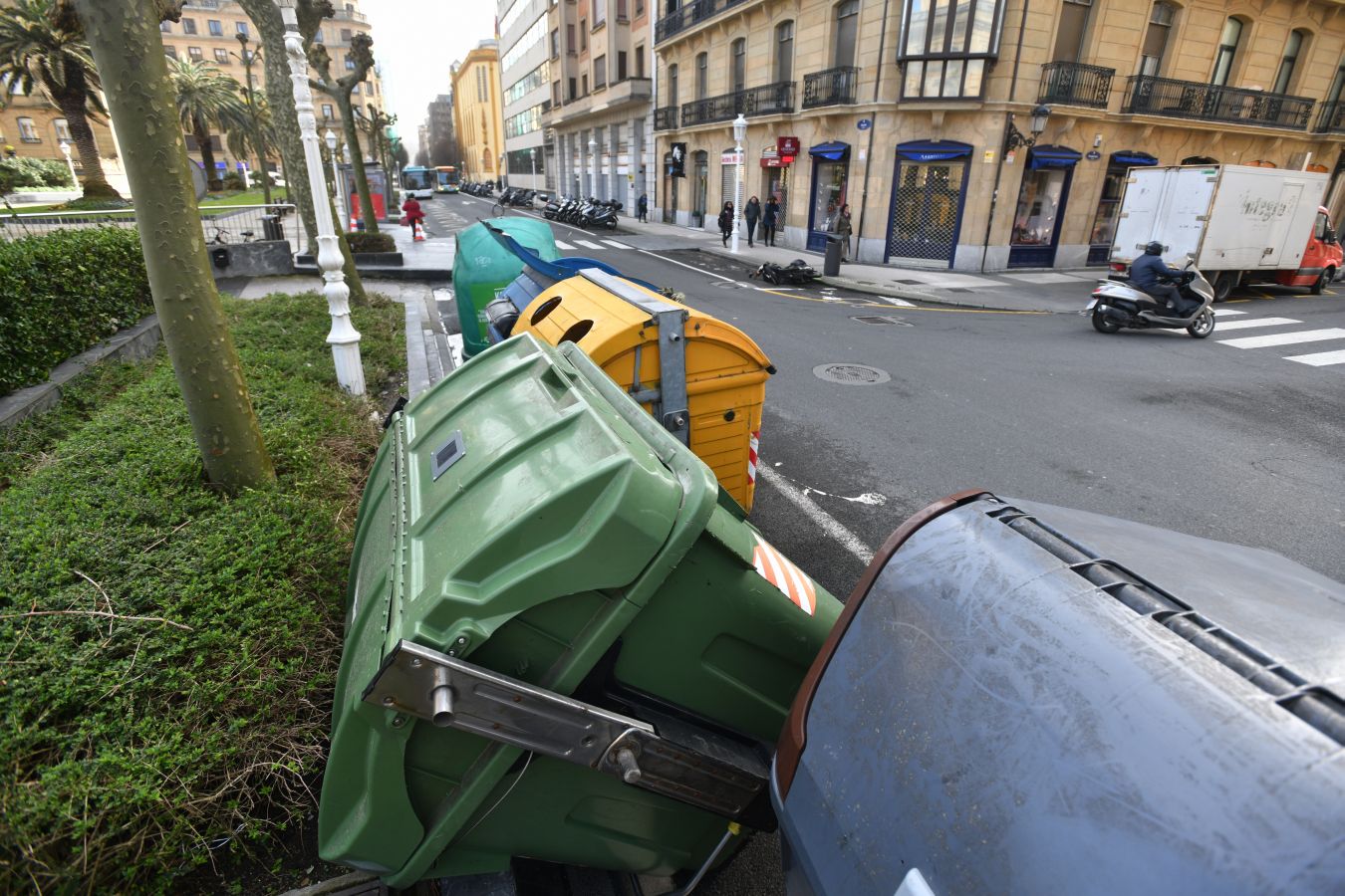 El temporal continúa azotando la costa, con fuerte oleaje y rachas de viento muy potentes que han alcanzado los 128 kilómetros por hora en zonas costeras, lo que han provocado afecciones.