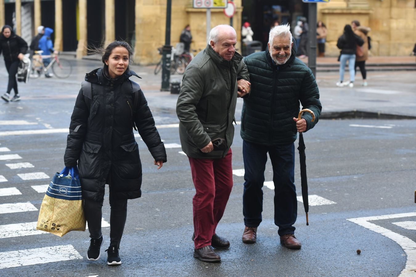 El temporal continúa azotando la costa, con fuerte oleaje y rachas de viento muy potentes que han alcanzado los 128 kilómetros por hora en zonas costeras, lo que han provocado afecciones.