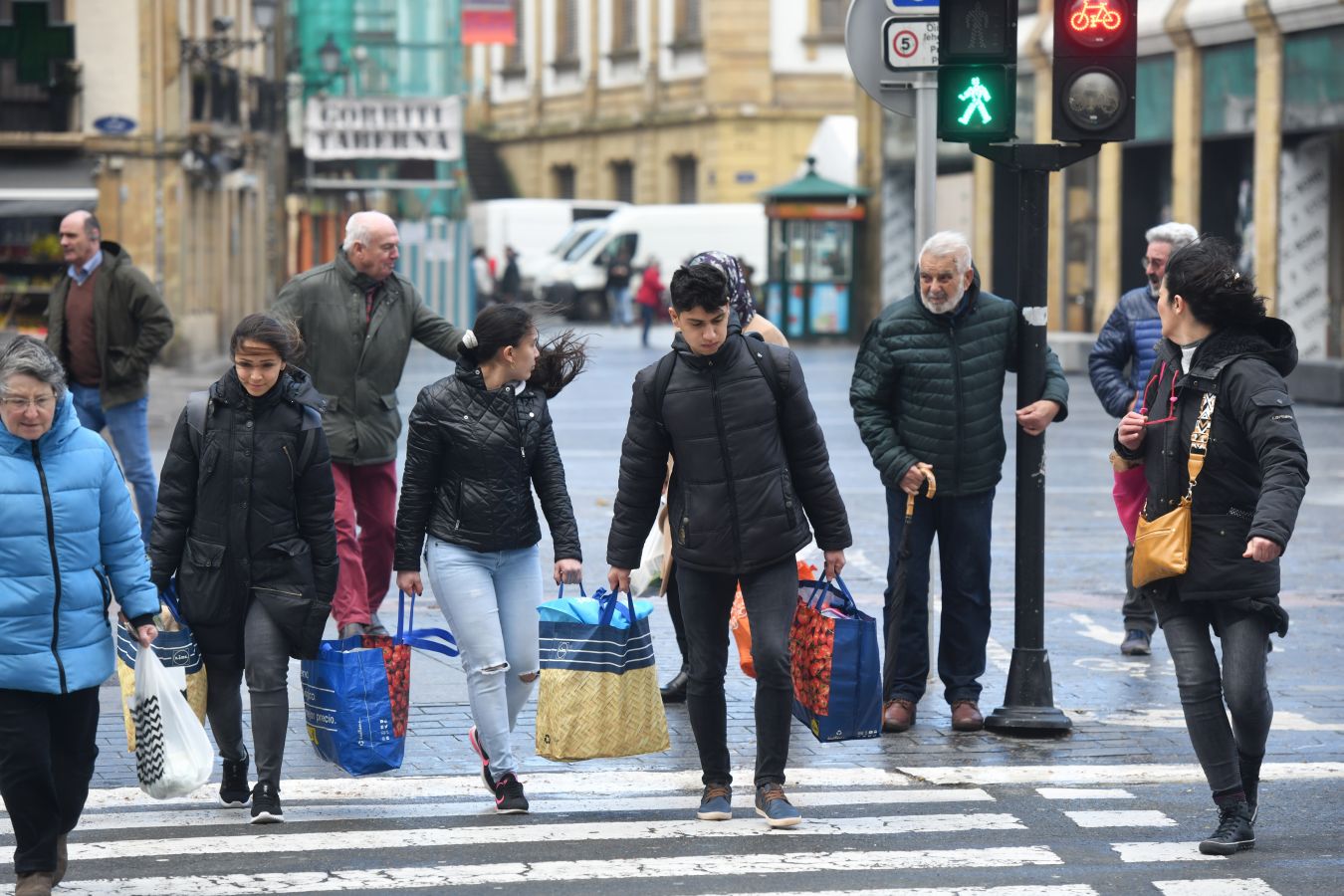 El temporal continúa azotando la costa, con fuerte oleaje y rachas de viento muy potentes que han alcanzado los 128 kilómetros por hora en zonas costeras, lo que han provocado afecciones.