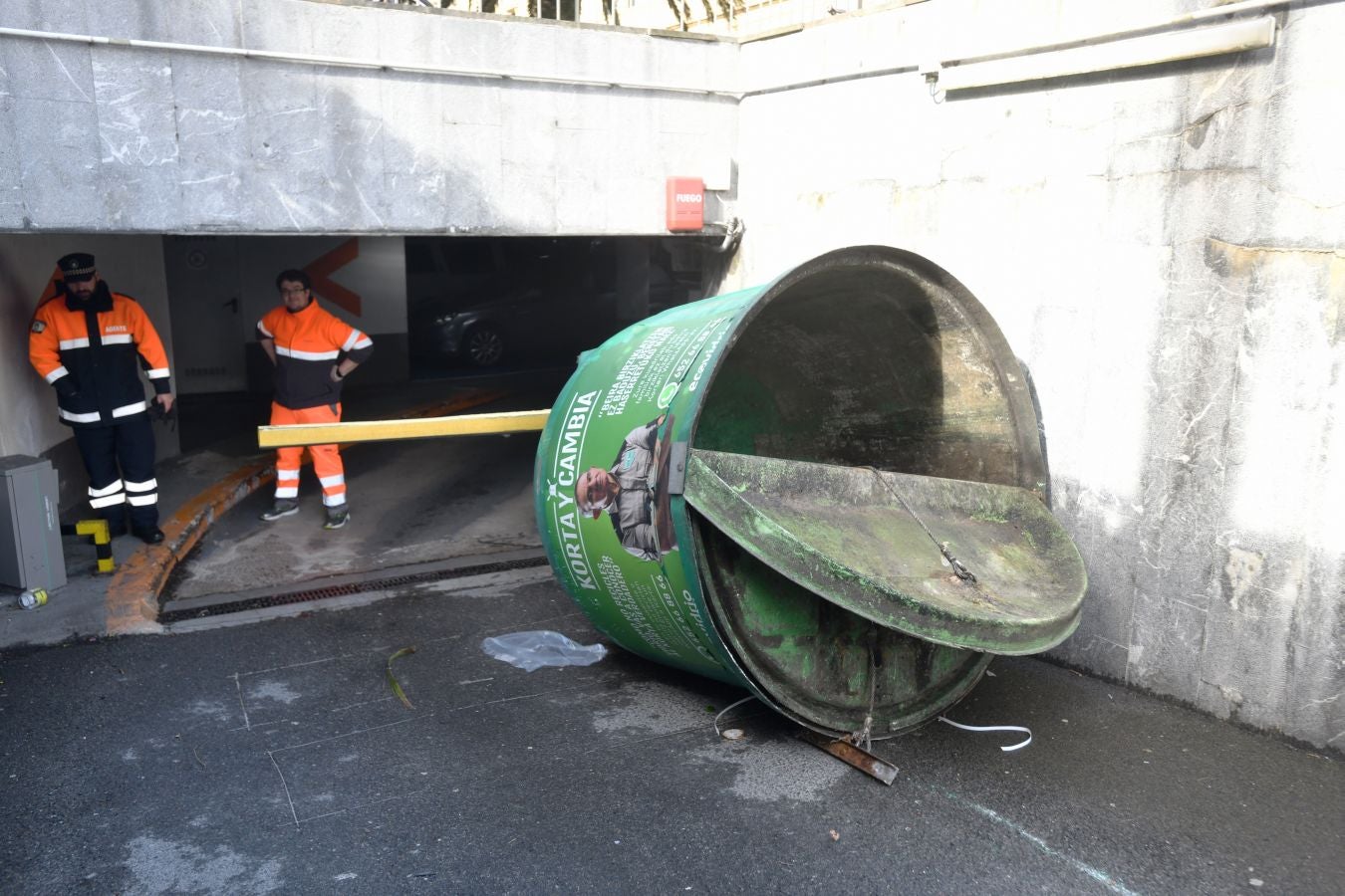 El temporal continúa azotando la costa, con fuerte oleaje y rachas de viento muy potentes que han alcanzado los 128 kilómetros por hora en zonas costeras, lo que han provocado afecciones.