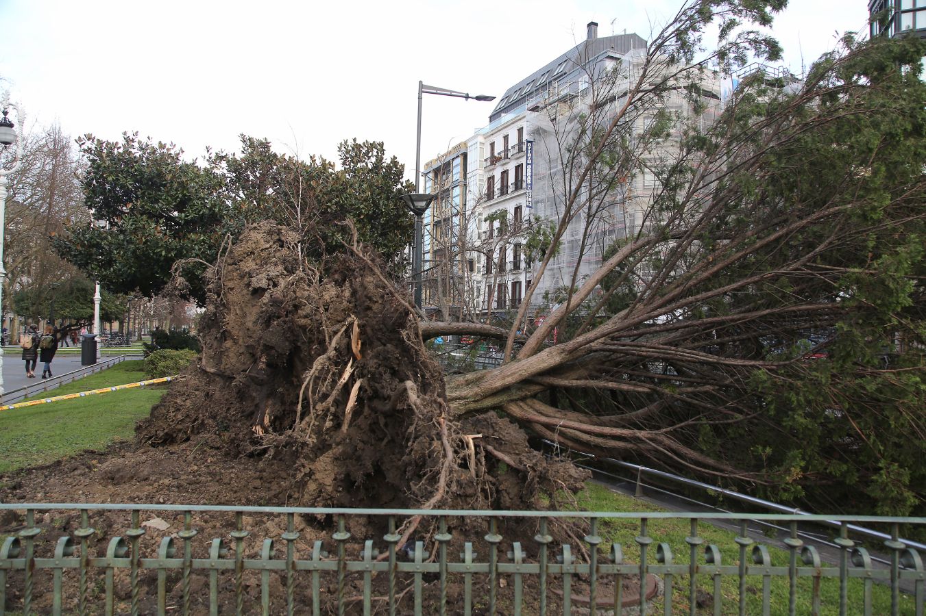 El temporal continúa azotando la costa, con fuerte oleaje y rachas de viento muy potentes que han alcanzado los 128 kilómetros por hora en zonas costeras, lo que han provocado afecciones.