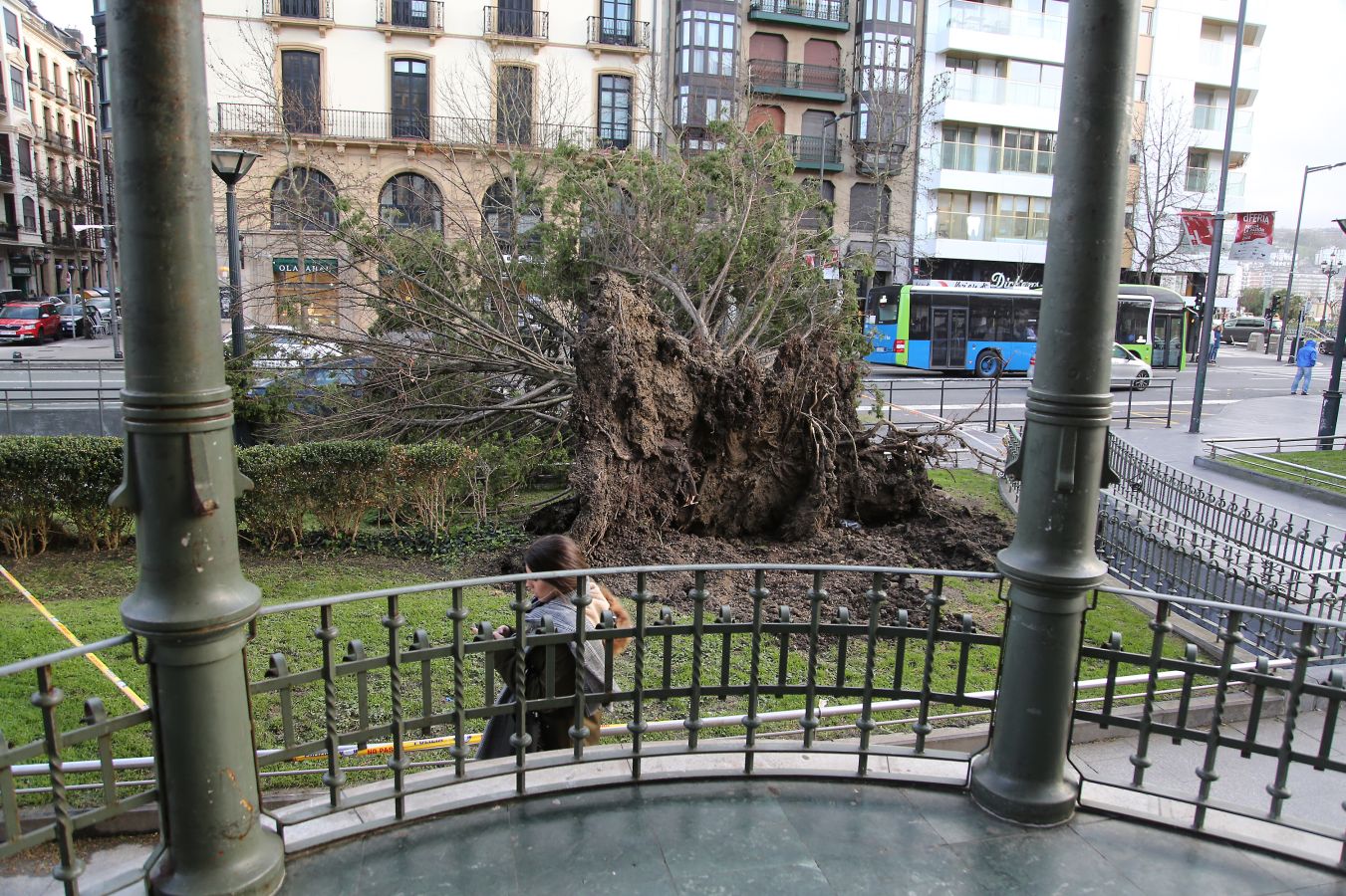 El temporal continúa azotando la costa, con fuerte oleaje y rachas de viento muy potentes que han alcanzado los 128 kilómetros por hora en zonas costeras, lo que han provocado afecciones.
